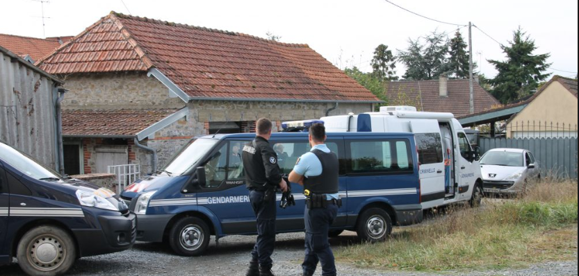 Maman de 22 ans frappe et étouffe son bébé, se filme et envoie la vidéo au papa