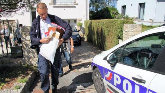 Il vérifie si sa fille dort mais constate son pied qui dépasse du lit. Il crie et appelle les secours