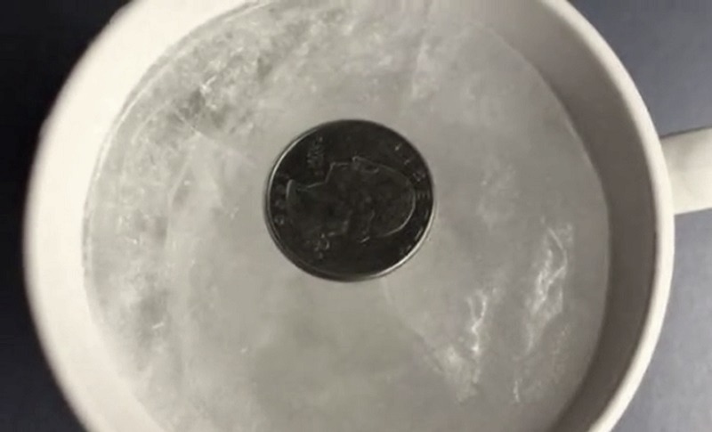 Avant de partir en vacances, pensez à mettre une pièce de monnaie dans votre congélateur.