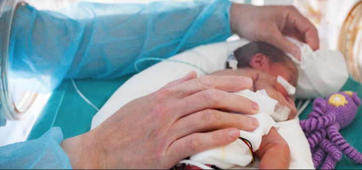 Son bébé perd la vie à la maternité, le lendemain elle reçoit l’appel des infirmières