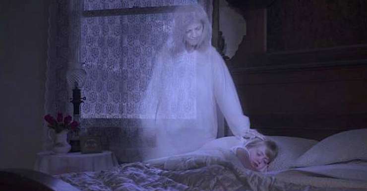 Signification : un proche décédé vous rend visite dans vos rêves, voici comment l’interpréter