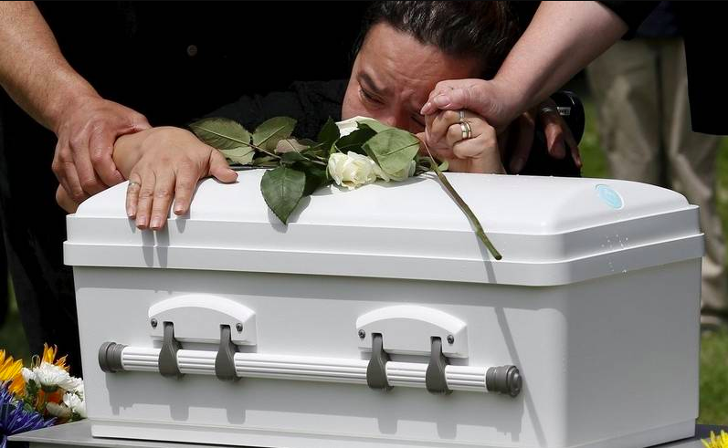 Leur bébé déclaré mort revient à la vie pendant son enterrement