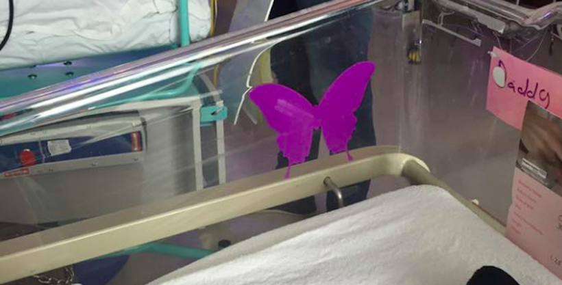 Berceau à la maternité : la signification du ‘papillon violet’