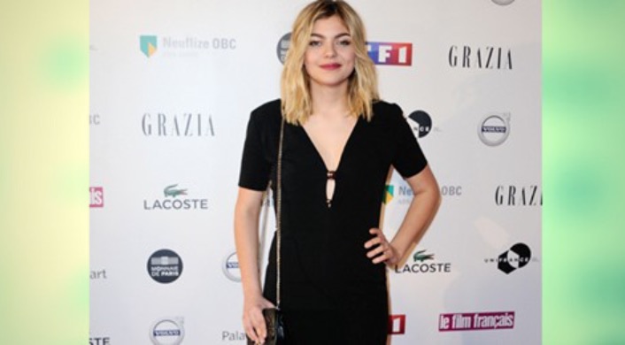 Louane piégée par le miroir sous sa robe, elle montre tout