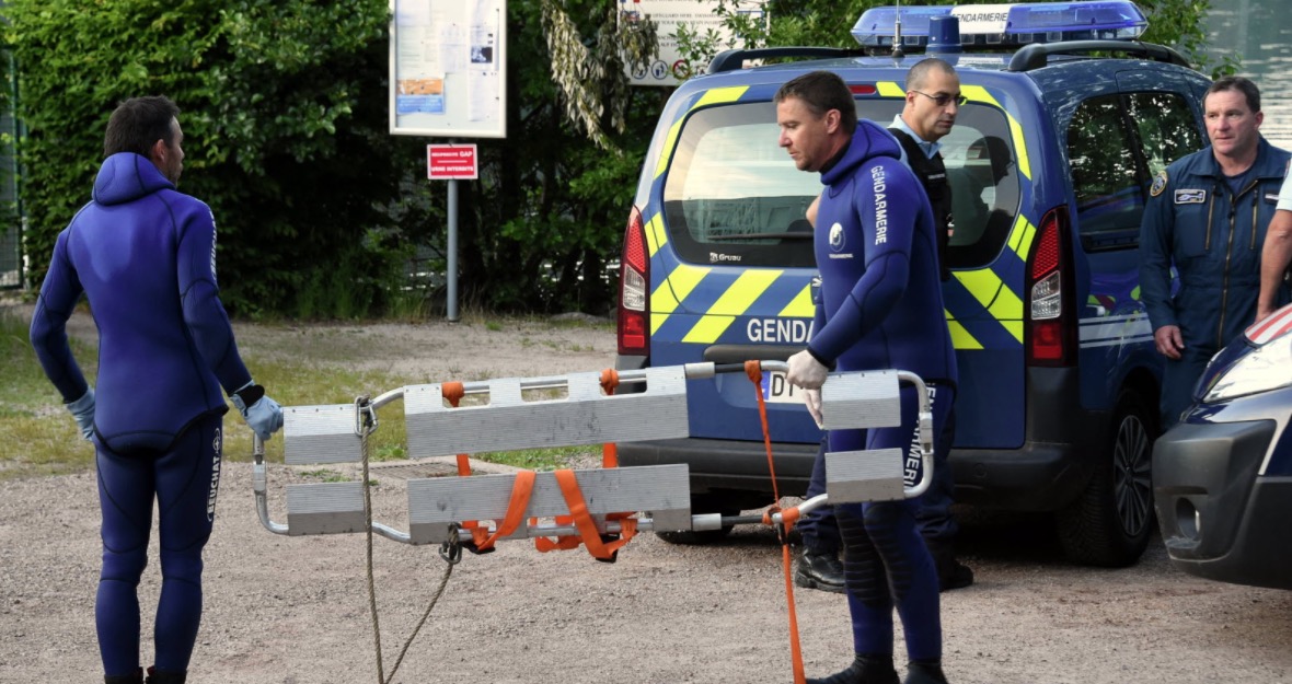Urgent : la police retrouve son corps dans un sac, près de la rivière