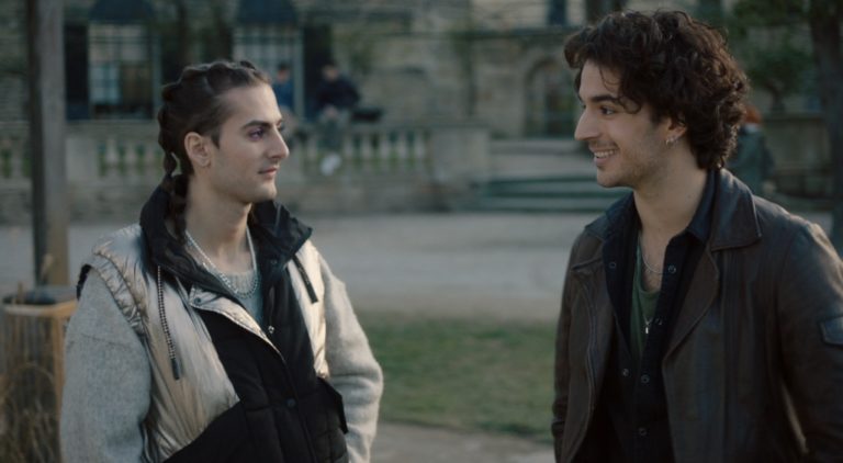 Ici Tout Commence Eliott Et Greg S'embrasse