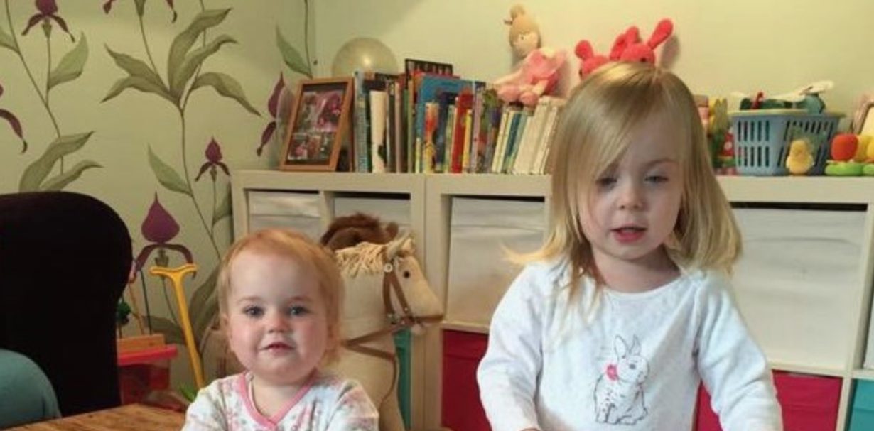 Les policiers brisent la porte pour leur intervention