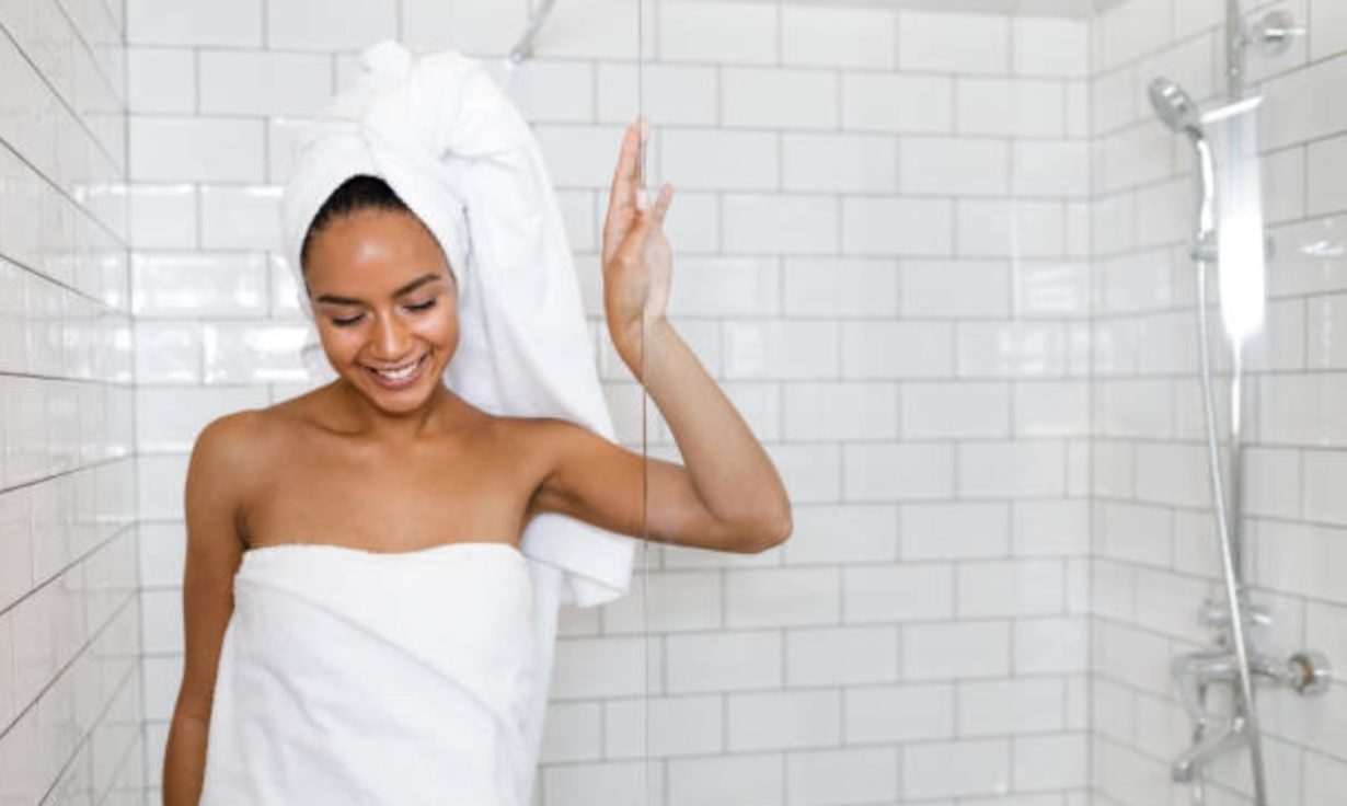 Il est conseillé de faire pipi sous la douche selon la science