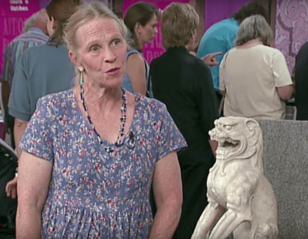 Elle apporte une statue pour la faire expertiser